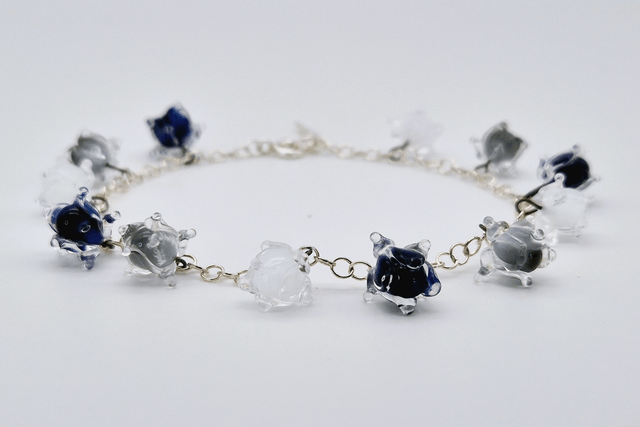 Bracelet Clochettes blanches, grises et violettes