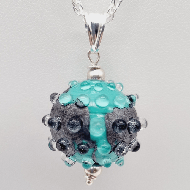 Pendentif Boule turquoise avec une feuille de métal