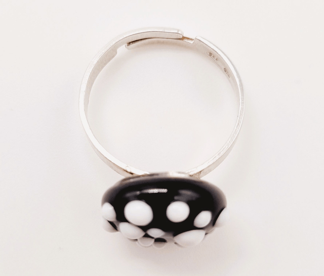 Bague cabochon noir à point blanc en relief