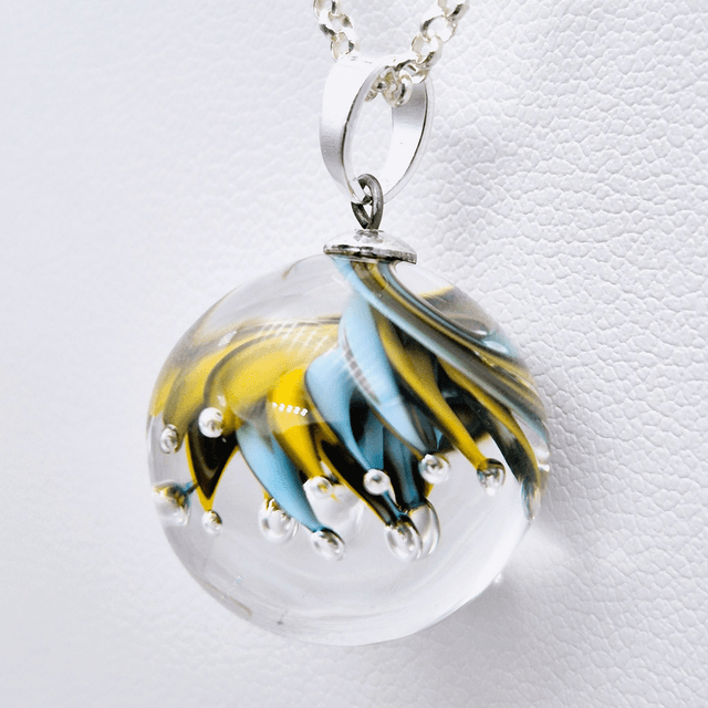 Pendentif Ariel moutarde et bleu