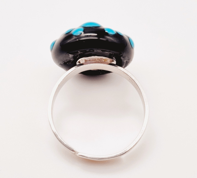 Bague cabochon noir à points bleus en relief