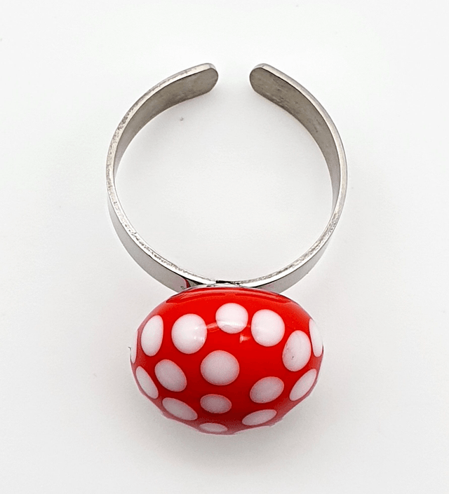 Bague cabochon rouge à point blancs