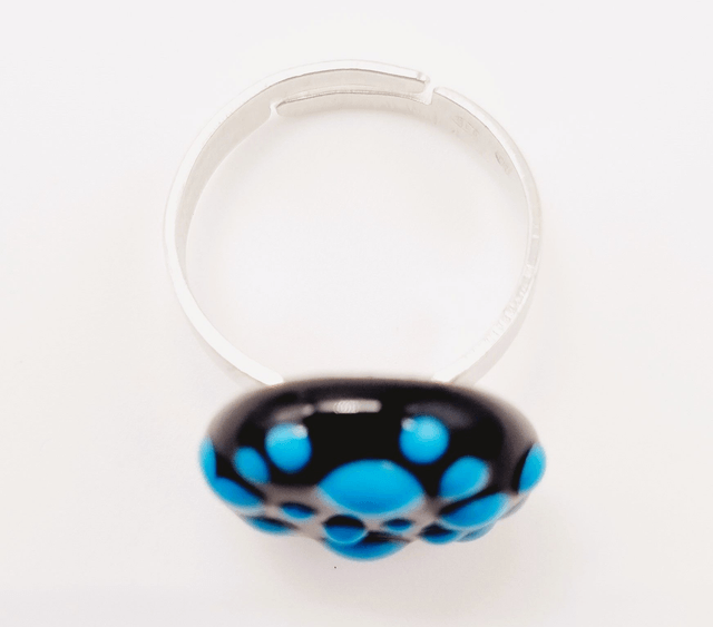 Bague cabochon noir à points bleus en relief