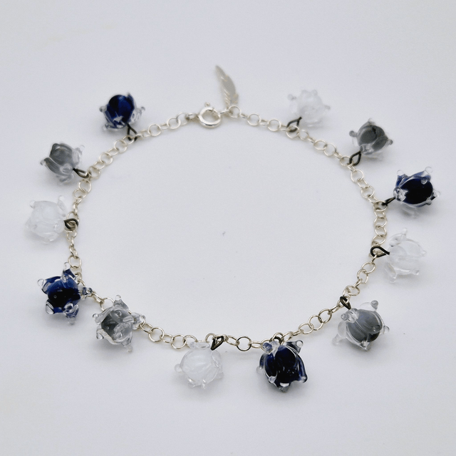 Bracelet Clochettes blanches, grises et violettes