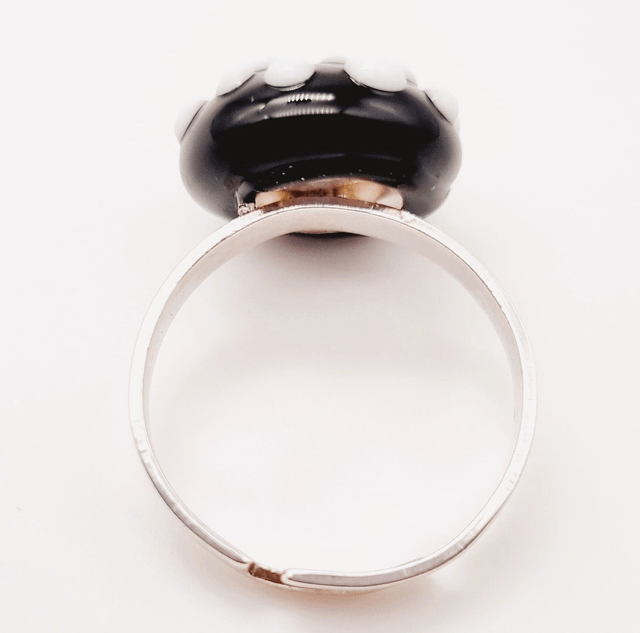 Bague cabochon noir à point blanc en relief