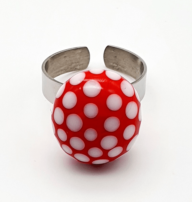 Bague cabochon rouge à point blancs