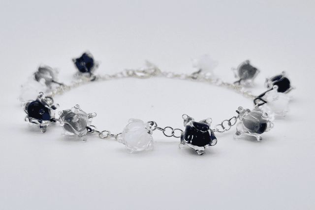 Bracelet Clochettes blanches, grises et violettes