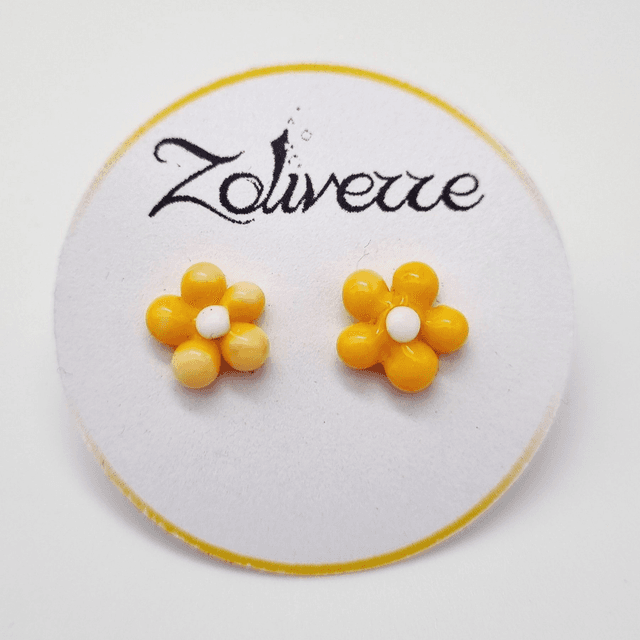 Puces d&#039;oreilles - Fleurs jaunes